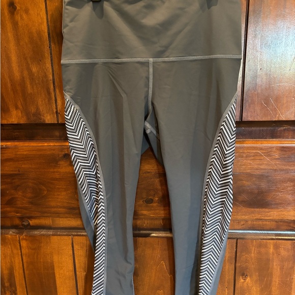 🩶 Yoga Democracy Gray Crop Leggings - Picture 1 of 2